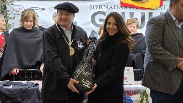 Celebración de la Matanza de Carnaval en Guijuelo con participantes y productos ibéricos.