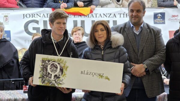 Participantes en la Matanza de Carnaval en Guijuelo con un premio