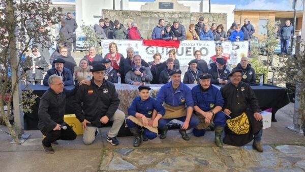 Participantes en la Matanza de Carnaval en Guijuelo con un ambiente festivo