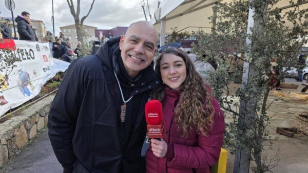 Dos personas sonrientes en la Matanza de Carnaval en Guijuelo