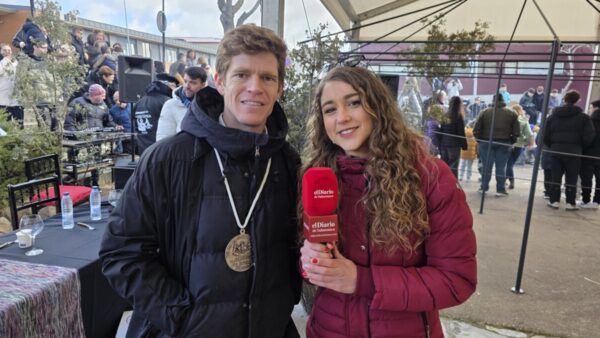 Dos personas sonrientes en la Matanza de Carnaval en Guijuelo