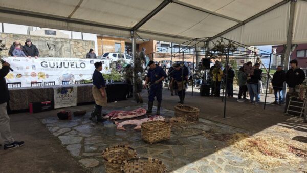 Participantes en la Matanza de Carnaval en Guijuelo realizando el despiece del cerdo ibérico