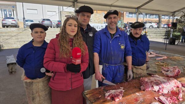 Participantes en la Matanza de Carnaval en Guijuelo, con cerdo ibérico.