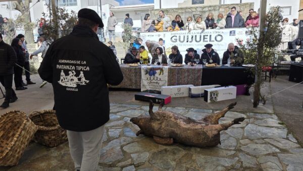 Celebración de la Matanza de Carnaval en Guijuelo con un cerdo en el centro