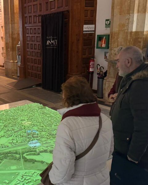Grupo de mayores observando una maqueta en Monumenta Salmanticae