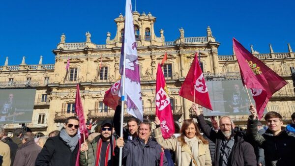 Miembros de UPL sosteniendo banderas en una concentración