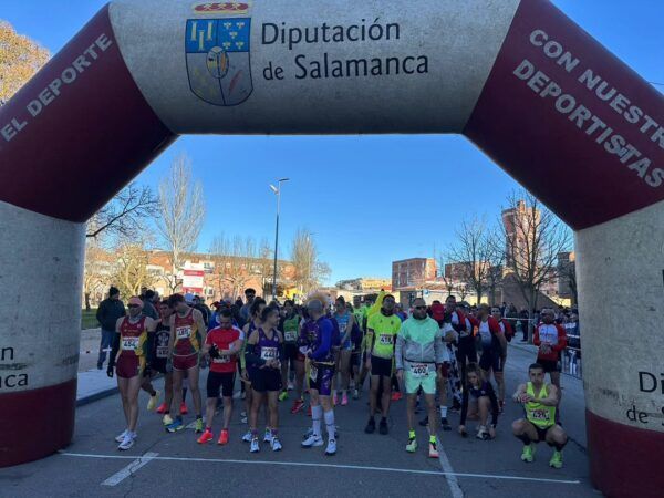 Participantes listos para la Milla Solidaria en Peñaranda de Bracamonte