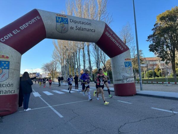 Corredores cruzando la meta en la Milla Solidaria de Peñaranda