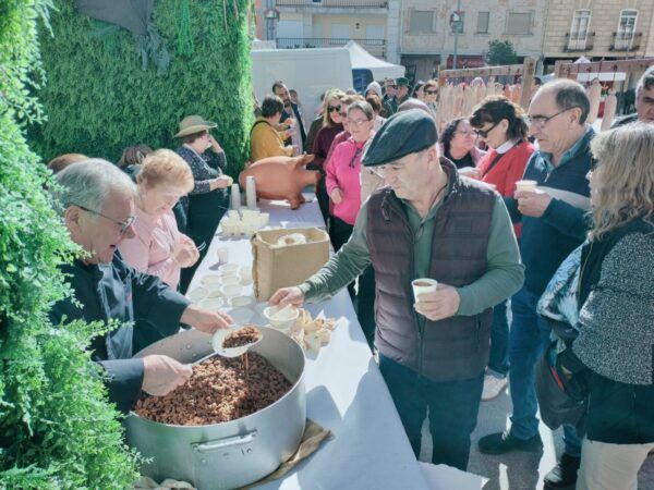 Personas disfrutando del mondongo en la Fiesta del Mondongo en Guijuelo