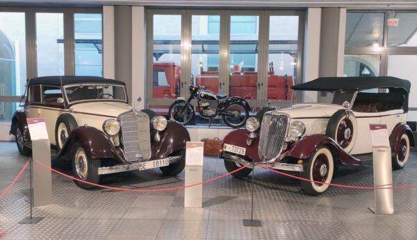 Dos coches clásicos en el Museo Histórico de Automóviles