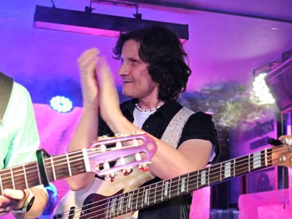 Músico aplaudiendo en el concierto de Manuel Reyes Menayo en Salamanca