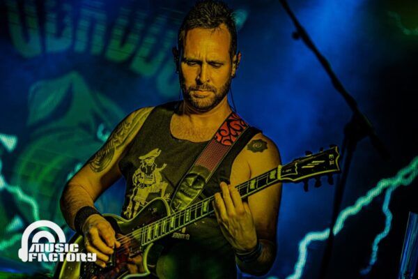 Músico tocando la guitarra en concierto de Perros Verdes en Salamanca