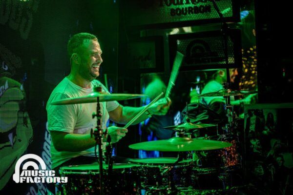 Baterista sonriente tocando en Music Factory Salamanca durante el concierto
