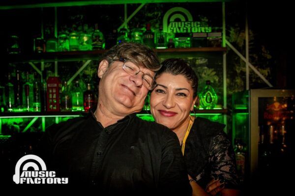 Personas sonriendo en el bar de Music Factory Salamanca