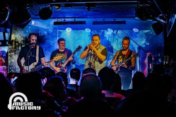 Banda Perros Verdes actuando en Music Factory Salamanca con público animado.