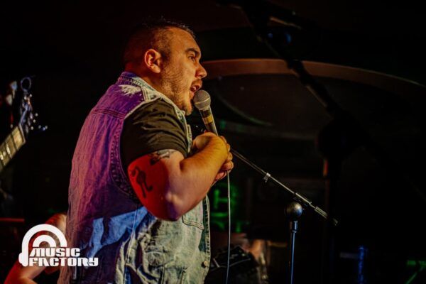Vocalista de Perros Verdes actuando en Music Factory Salamanca