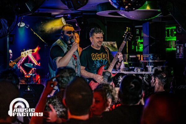 Actuación de Perros Verdes en Music Factory Salamanca con público animado.
