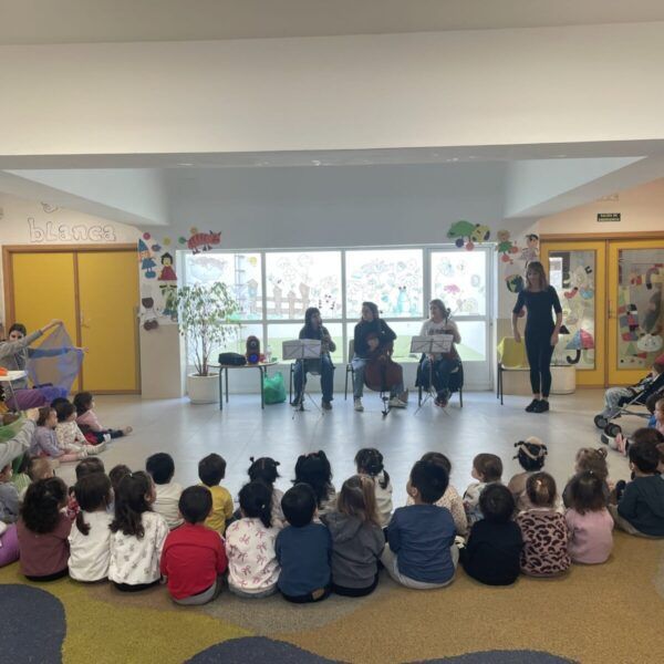 Niños escuchando música en una escuela infantil de Salamanca