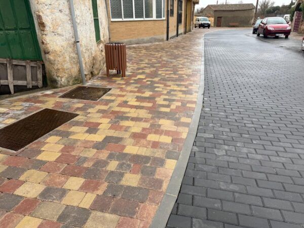 Vista de la nueva pavimentación y mobiliario urbano en la calle Zurguén