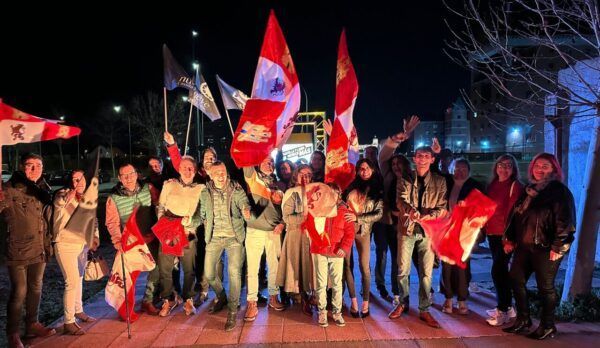 Grupo de personas con banderas en la campaña de Nueve Castilla y León