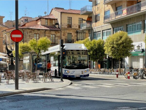 Autobús urbano en cruce con semáforo en Salamanca