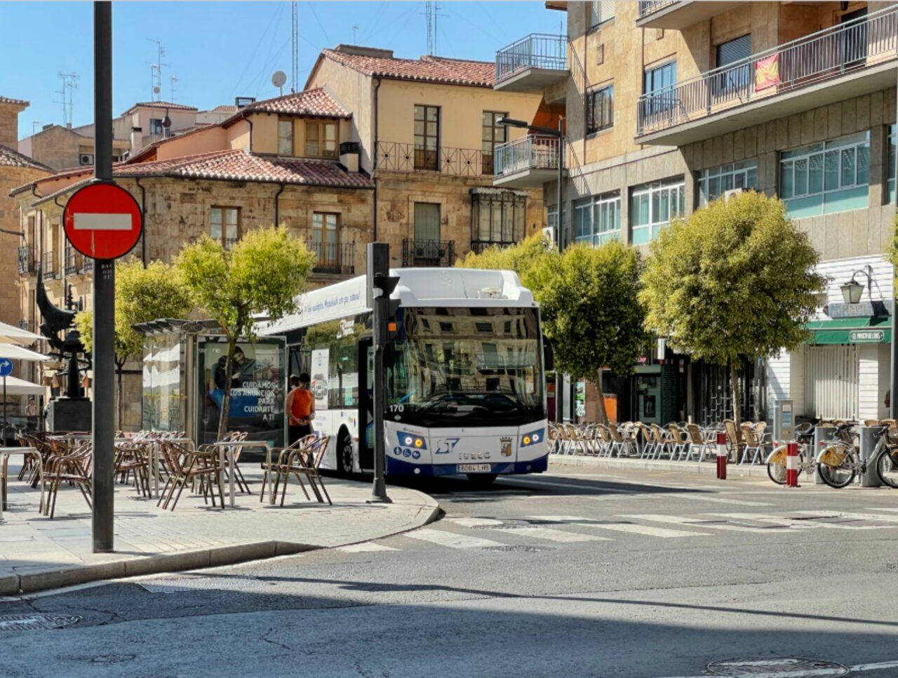 Autobús urbano en cruce con semáforo en Salamanca
