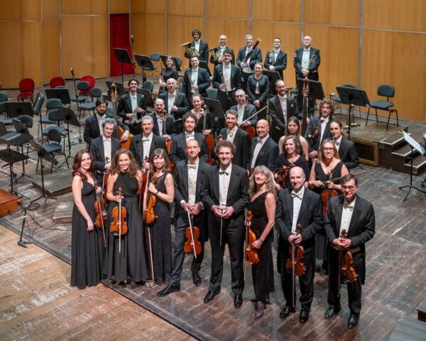 Miembros de la Orquesta della Toscana en el escenario del CAEM