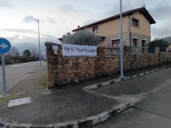 Pancarta de vecinos en oposición al punto limpio en Río La Llana
