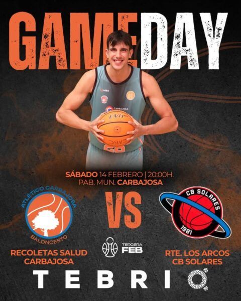Jugador de baloncesto sosteniendo un balón en un evento deportivo
