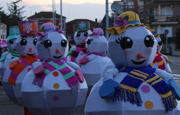 Personas disfrazadas de muñecos de nieve en el Carnaval de Peñaranda de Bracamonte