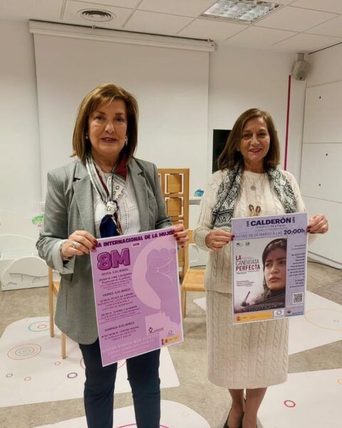 Dos mujeres sosteniendo carteles del Día Internacional de la Mujer