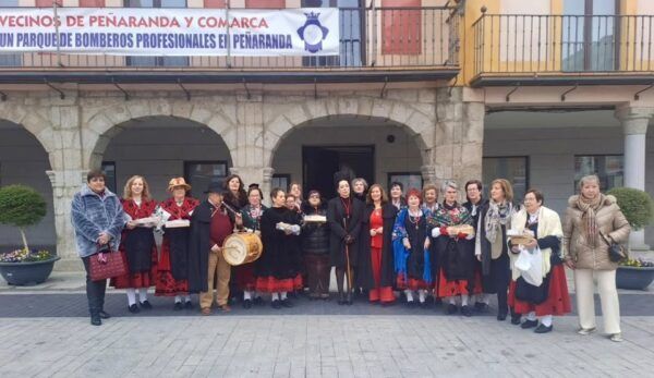 Grupo de mujeres vestidas con trajes tradicionales en Peñaranda durante la festividad de Santa Águeda