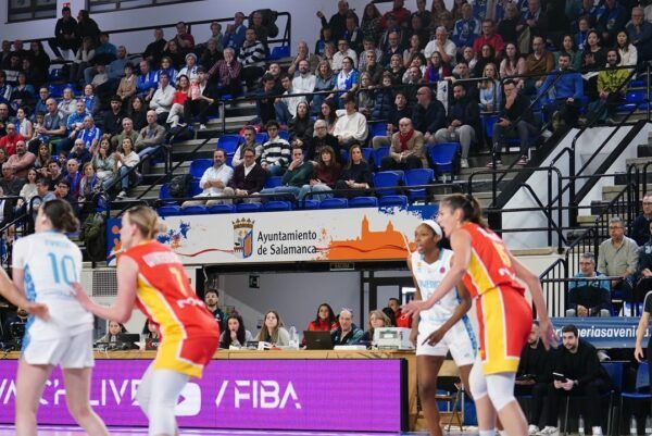 Partido de baloncesto entre Perfumerías Avenida y Athinaikos en Salamanca