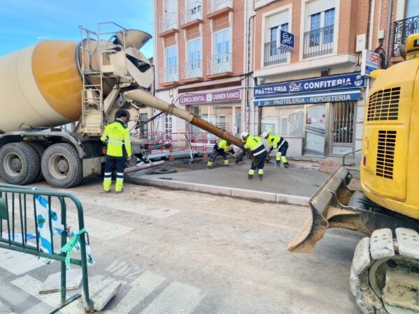 Trabajadores realizando obras de renovación en la Calle del Carmen