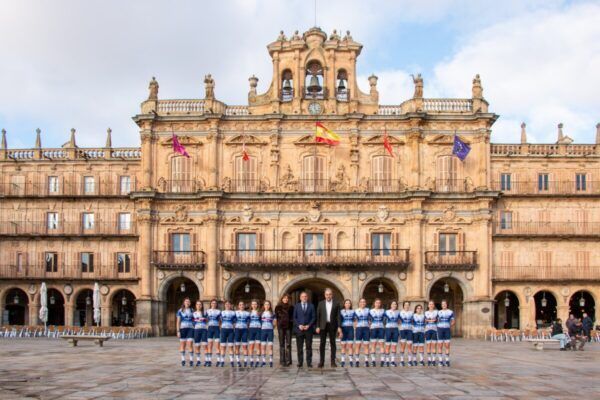 Presentación de la nueva equipación del Mirat Team en la Plaza Mayor de Salamanca.