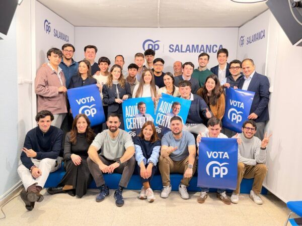 Grupo de jóvenes del Partido Popular en Salamanca con carteles de campaña