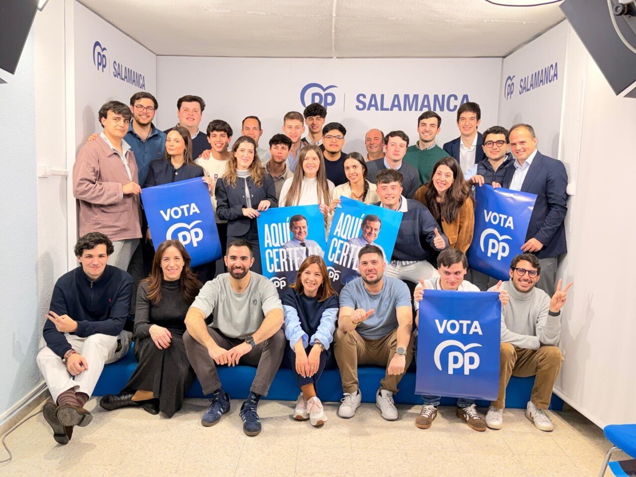 Grupo de jóvenes del Partido Popular en Salamanca con carteles de campaña