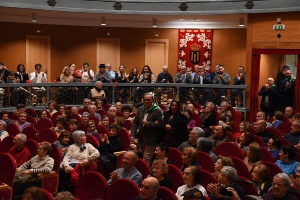 Asistentes a la celebración del pregón en el Teatro Nuevo de Ciudad Rodrigo.