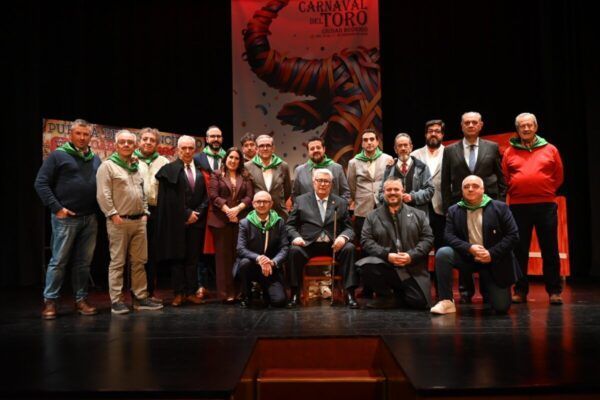 Grupo de personas en el Teatro Nuevo durante el pregón de la Puerta del Desencierro