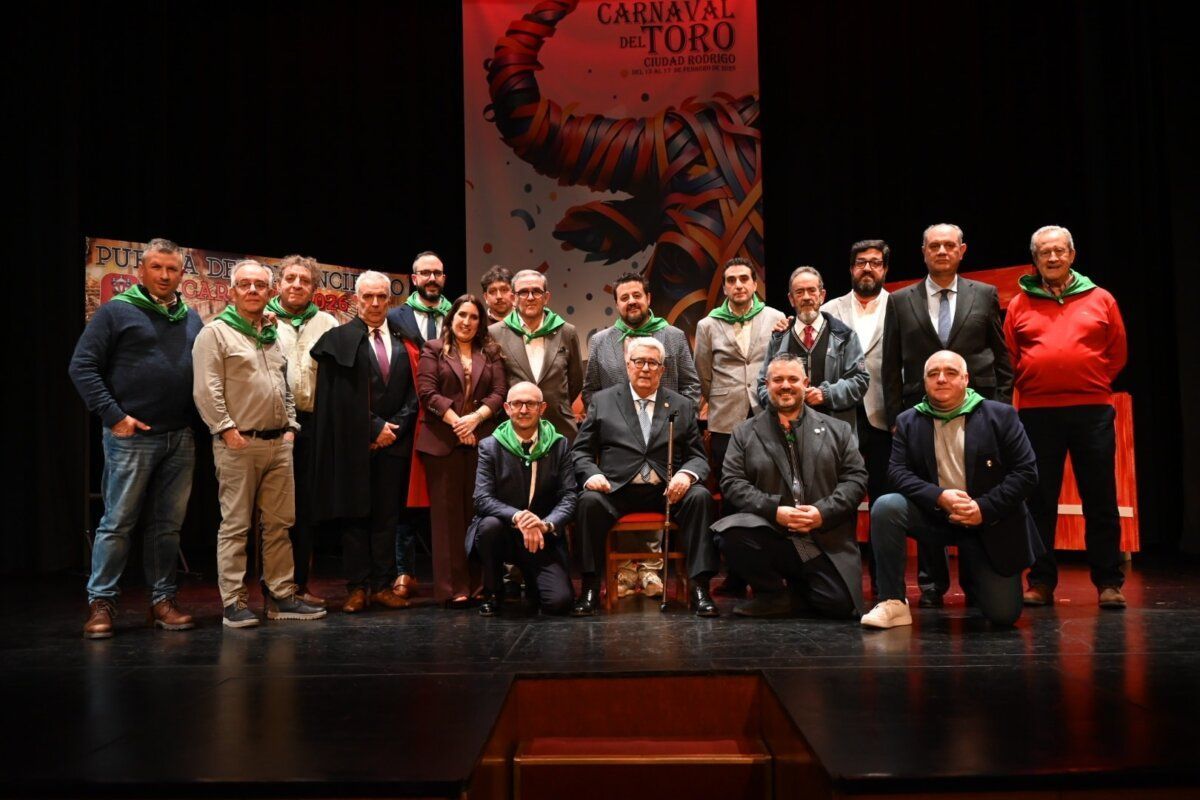 Grupo de personas en el Teatro Nuevo durante el pregón de la Puerta del Desencierro