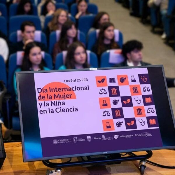 Pantalla con anuncio del Día Internacional de la Mujer y la Niña en la Ciencia