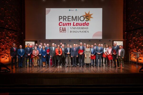 Grupo de profesionales premiados en el evento Cum Laude de la Universidad de Salamanca
