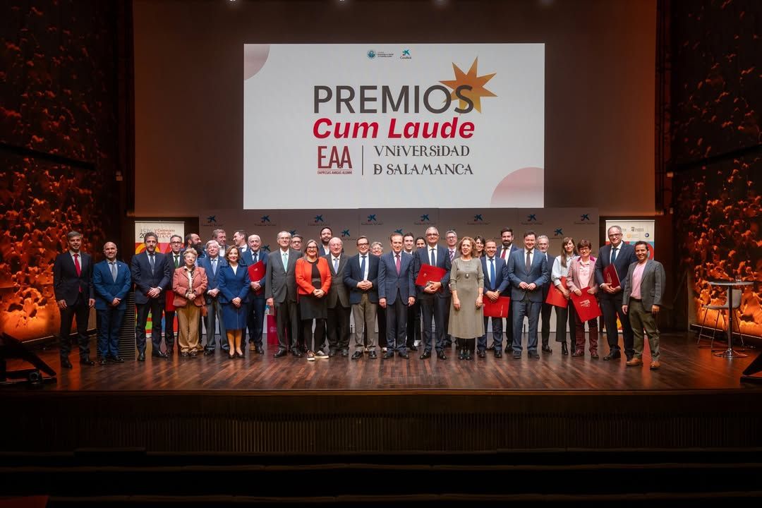 Grupo de profesionales premiados en el evento Cum Laude de la Universidad de Salamanca
