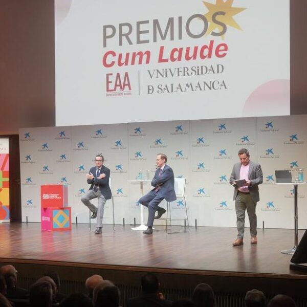 Evento de entrega de premios Cum Laude en Madrid con ponentes en el escenario