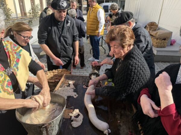 Mujeres y hombres preparando mondongo en la Fiesta del Mondongo en Guijuelo