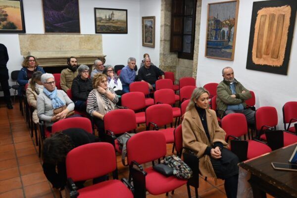 Asistentes en la presentación de L’Alicia nel país de las maravillas