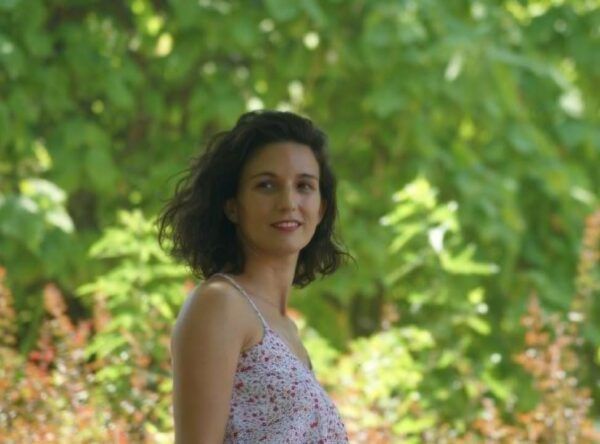 Esther Ferreira durante la presentación de su poemario en un entorno natural