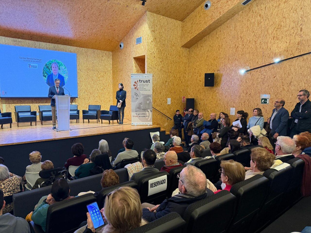 Presentación del proyecto TRUST en Salamanca con el alcalde y asistentes