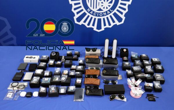 Productos intervenidos en una operación policial contra estafas online