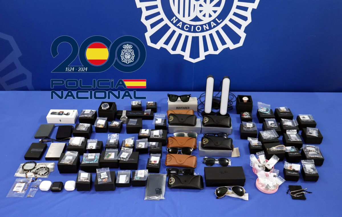 Productos intervenidos en una operación policial contra estafas online